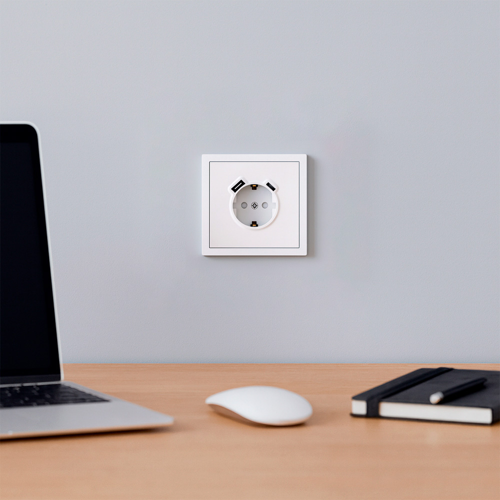 Розетка з додатковими виходами USB/Type-C Ardero ER123USB-W Soft 18W/20W із заземленням біла